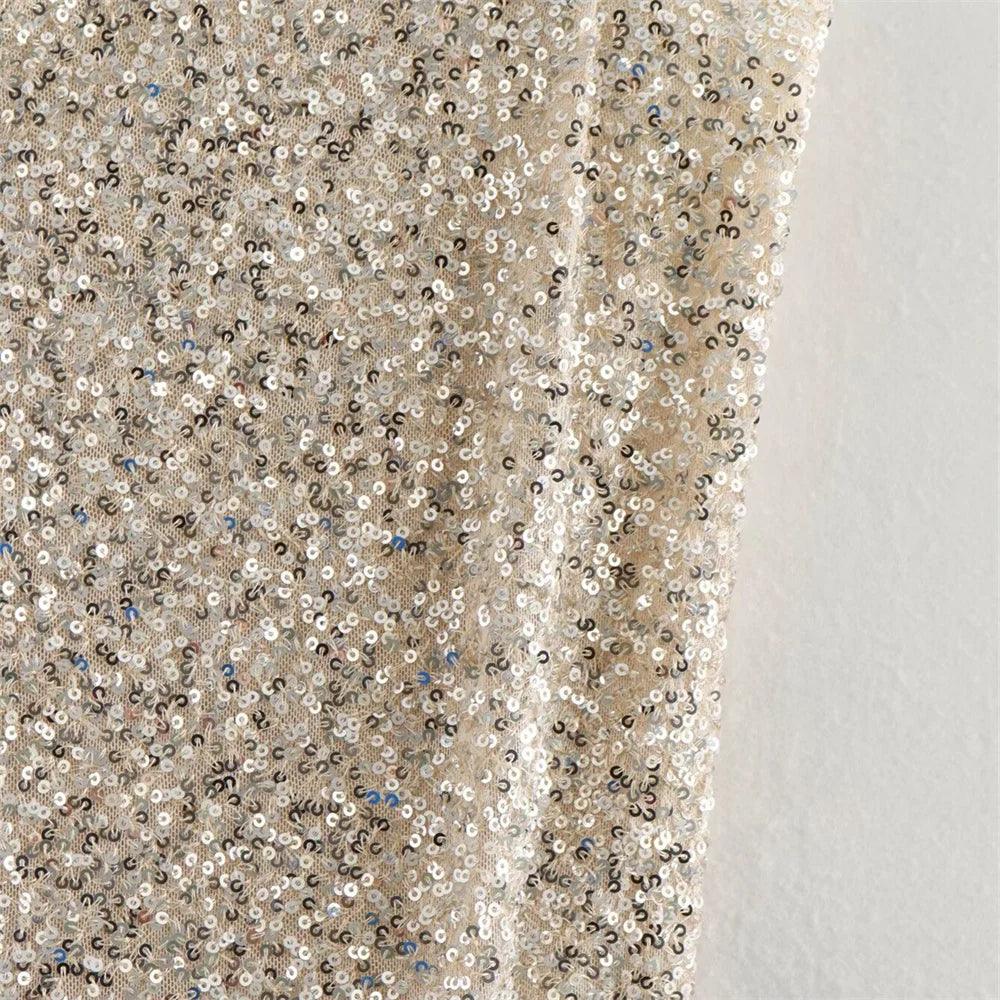 Gros plan sur le tissu scintillant d'une robe à paillettes
