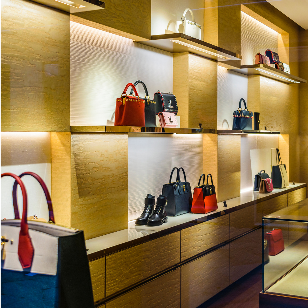 Boutique élégante avec sacs à main et bottines en cuir, éclairage chaleureux, mode féminine chic