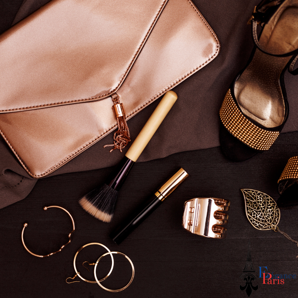 Accessoires élégants dorés : sac, chaussures, bijoux et maquillage pour un style chic et abordable