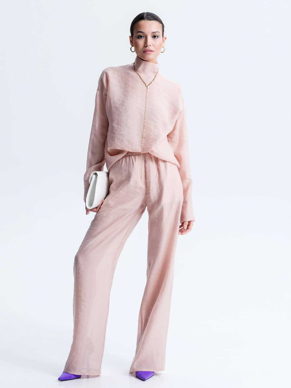 Tenue chic rose pâle avec pantalon large et haut col montant, idéale pour une mode féminine élégante et abordable