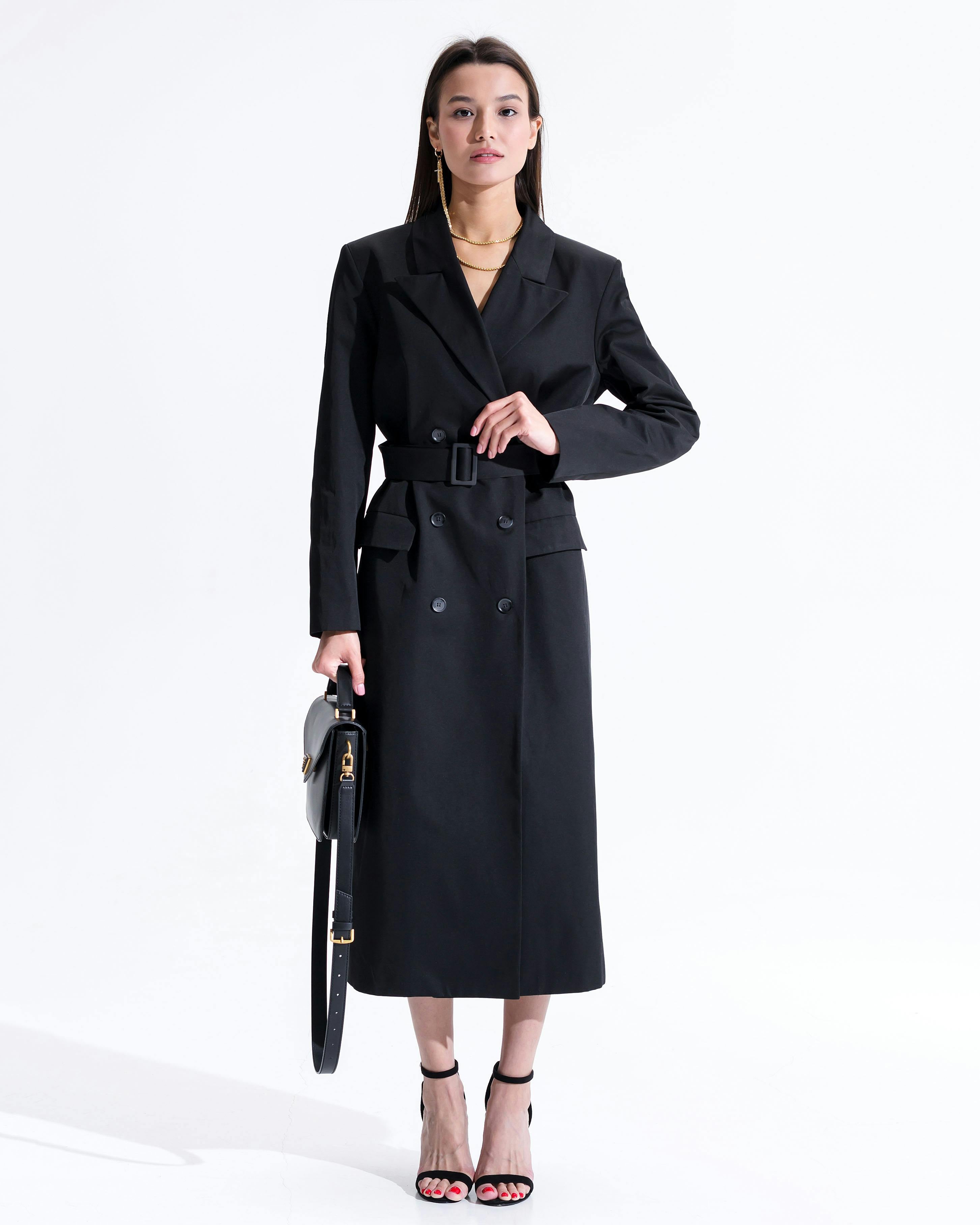 Manteau noir élégant à ceinture, mode féminine chic et abordable