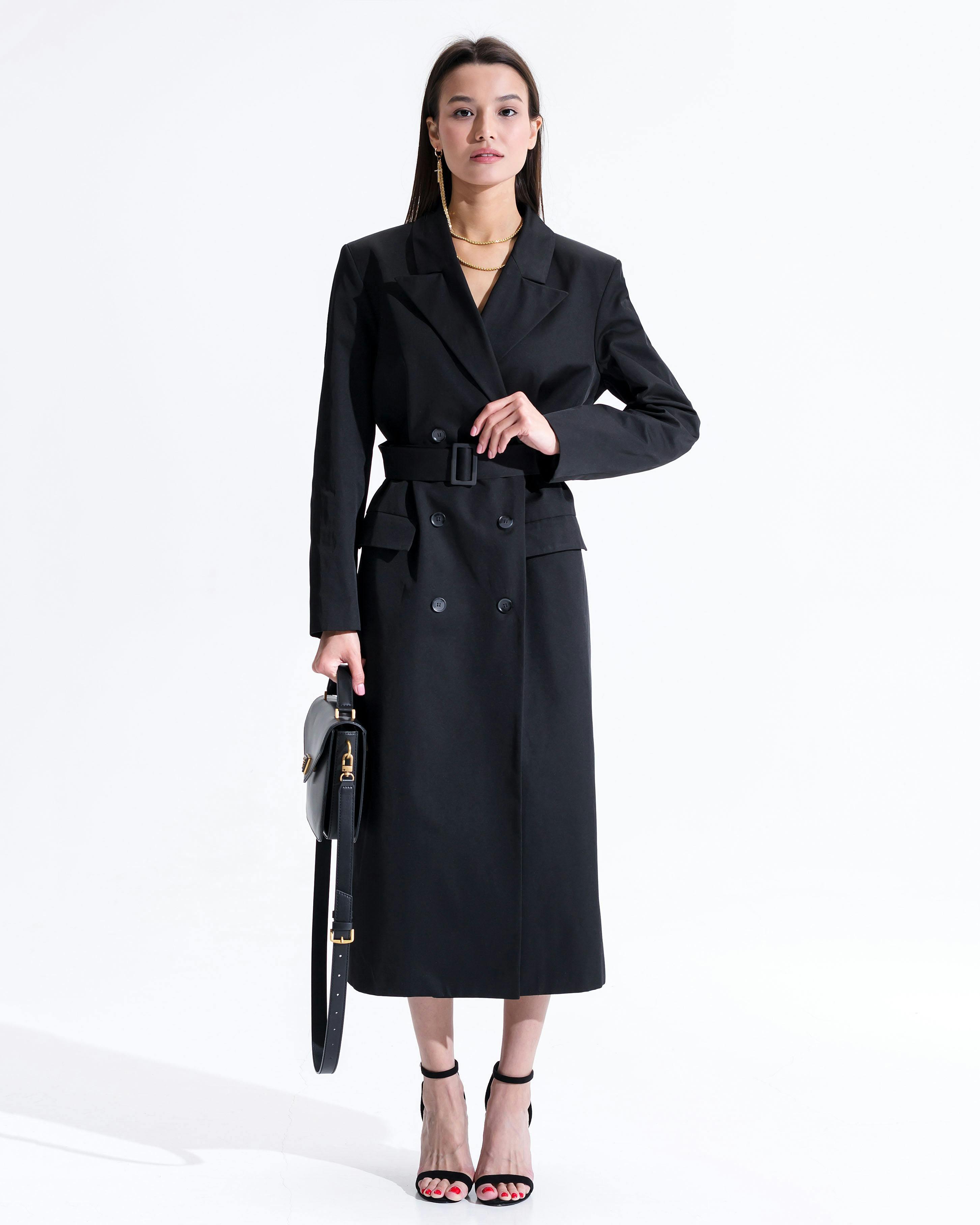 Manteau noir élégant à ceinture, style trench-coat pour femme, look chic et moderne