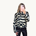 Veste courte zébrée femme noir et écru effet fourrure, portée avec un pantalon en simili cuir