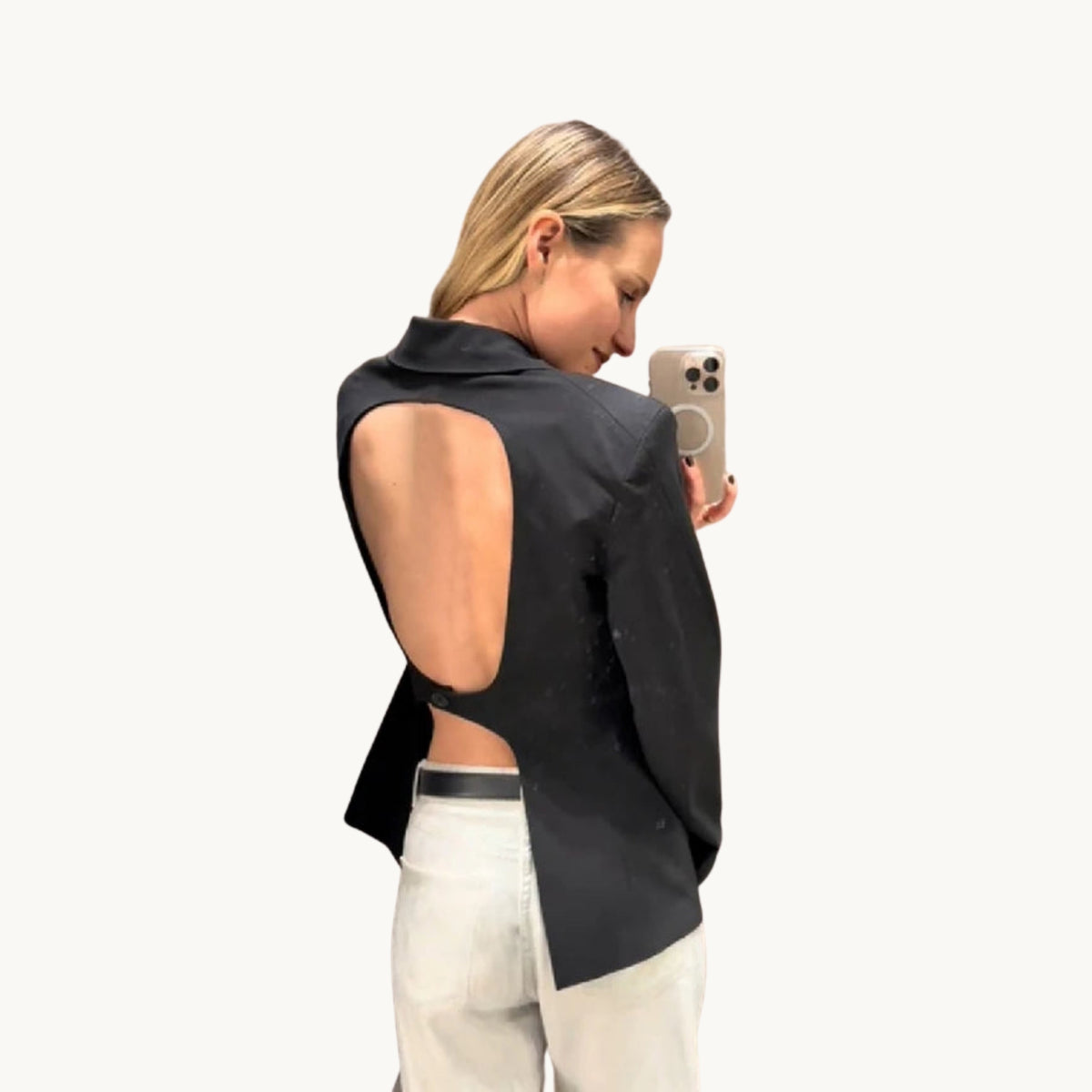 Blazer dos nu noir porté avec un pantalon blanc, vue de dos