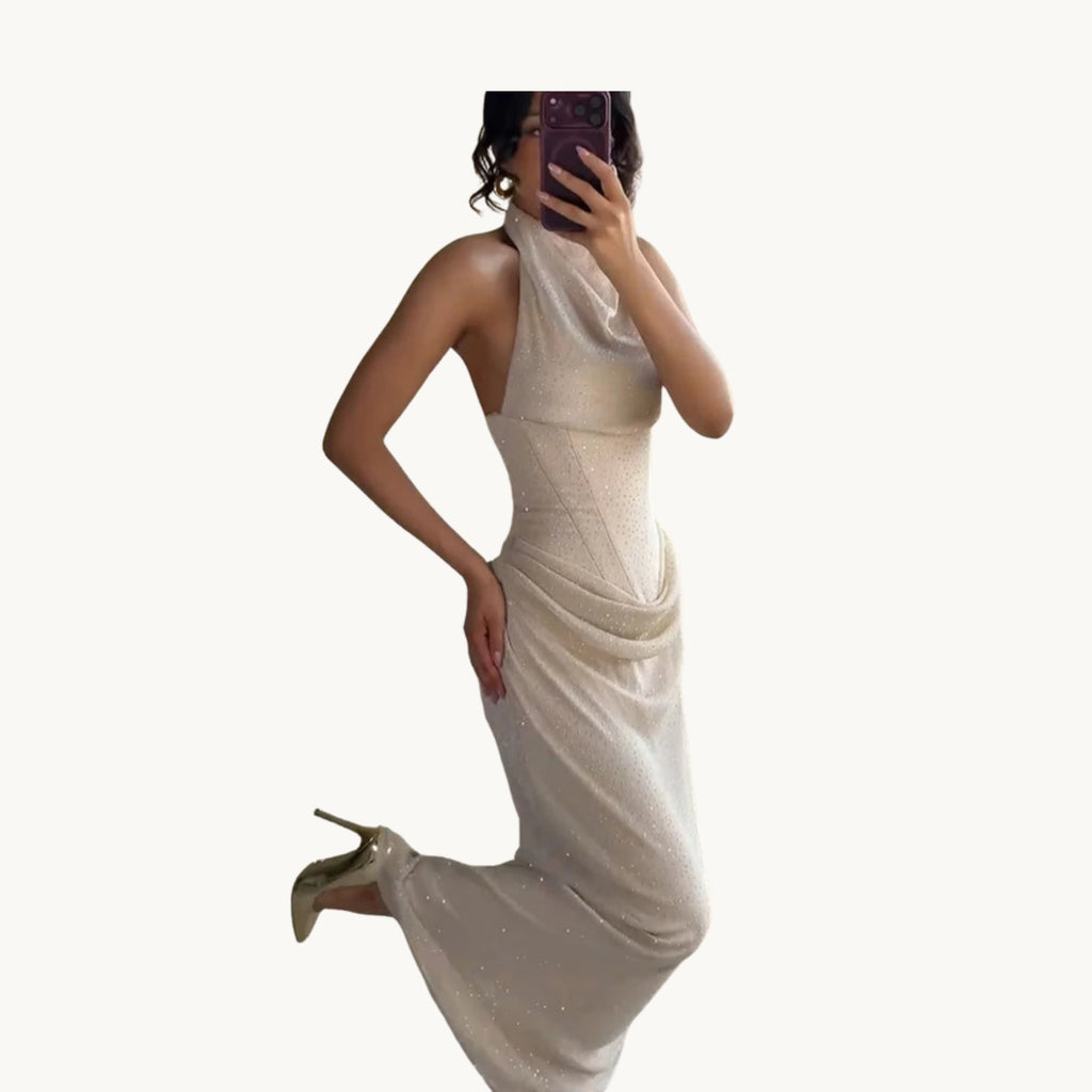 Robe de soirée à strass champagne drapée sur la hanche, vue trois-quarts