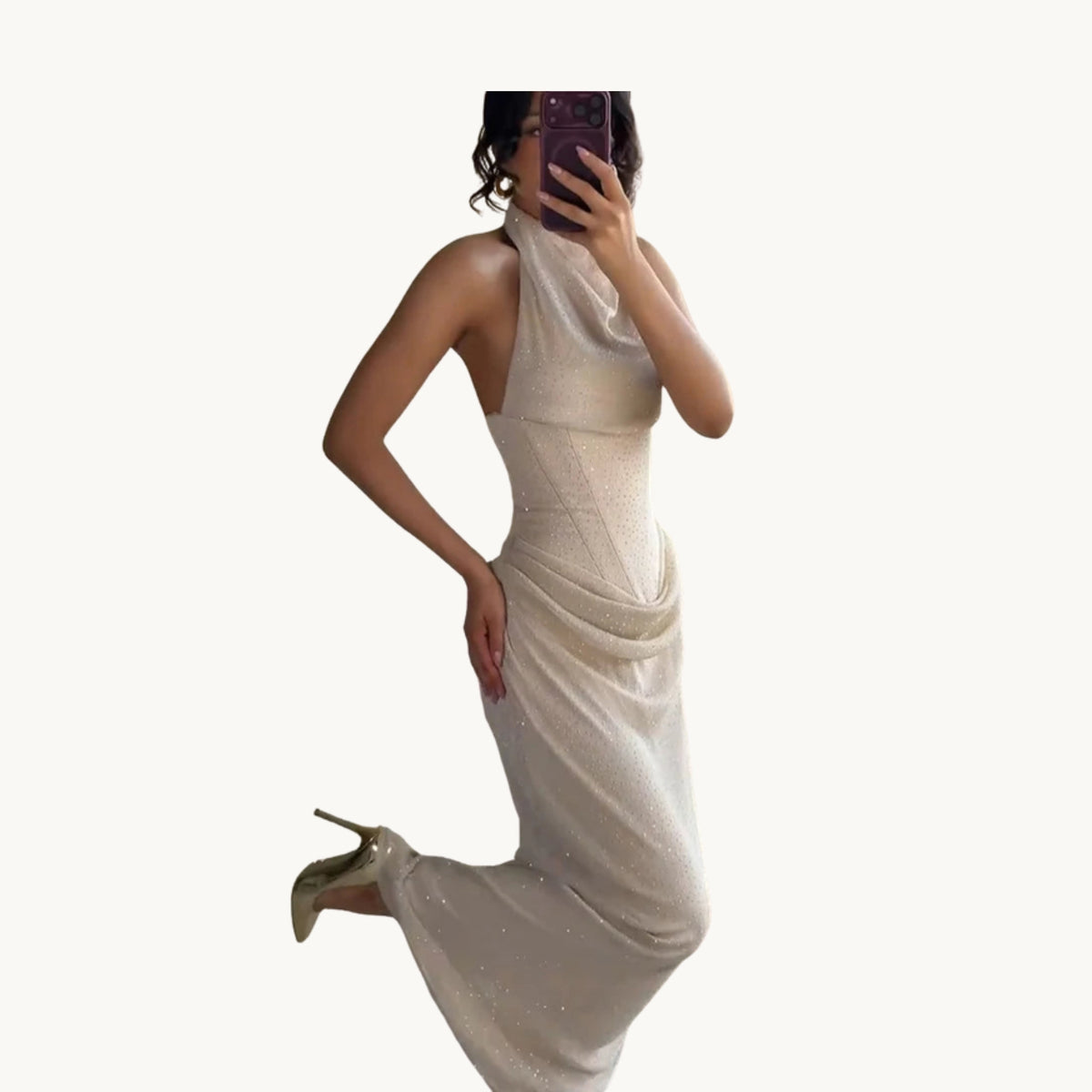 Robe de soirée à strass champagne drapée sur la hanche, vue trois-quarts