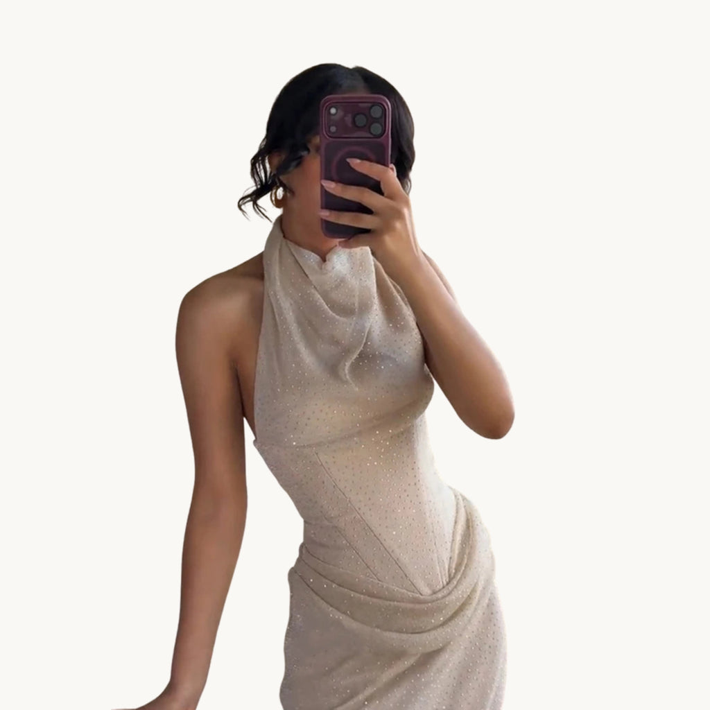 Détail du col bénitier et du bustier à baleines de la robe à strass champagne