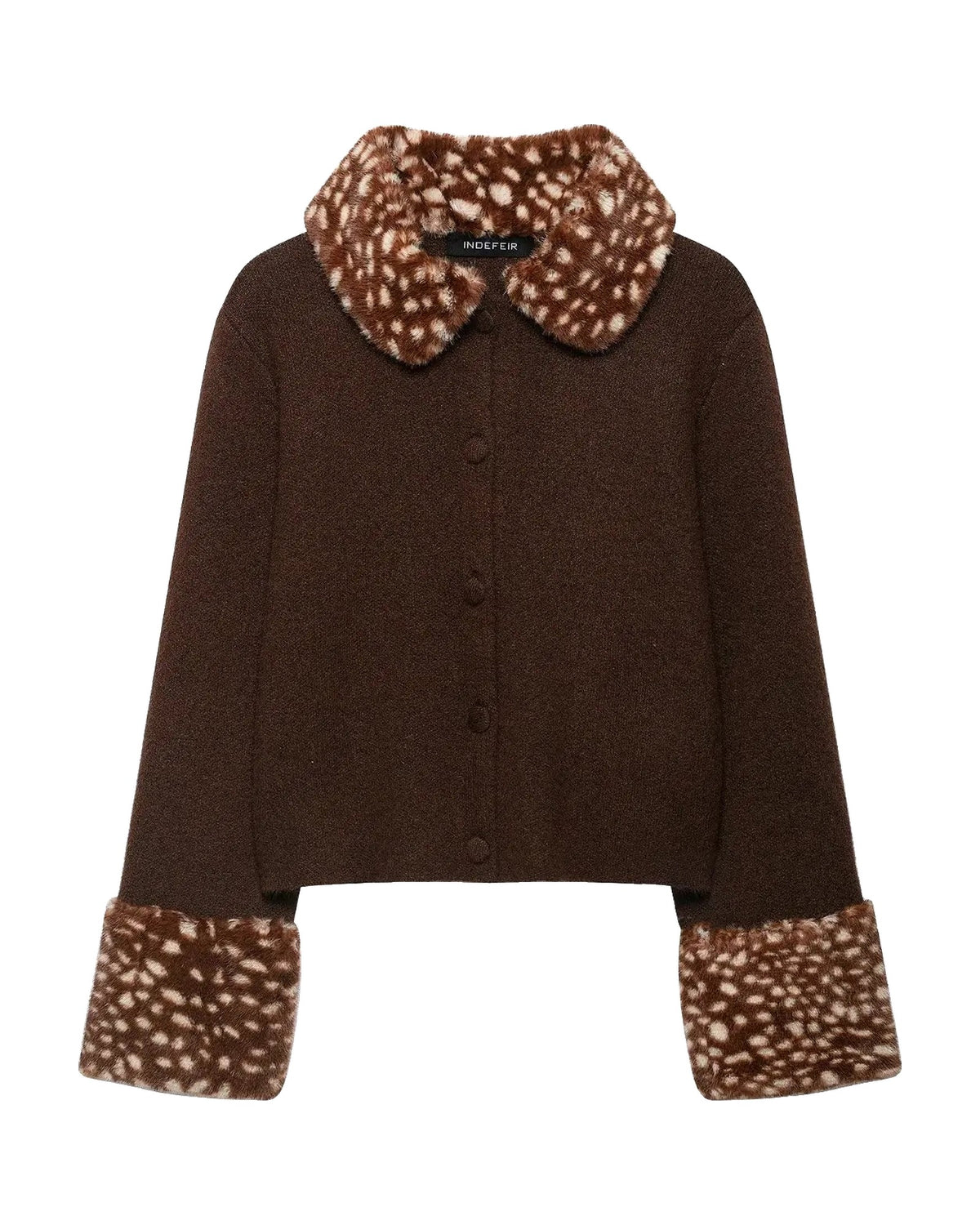 Veste en maille marron femme, col et poignets en fausse fourrure tachetée, sur fond blanc