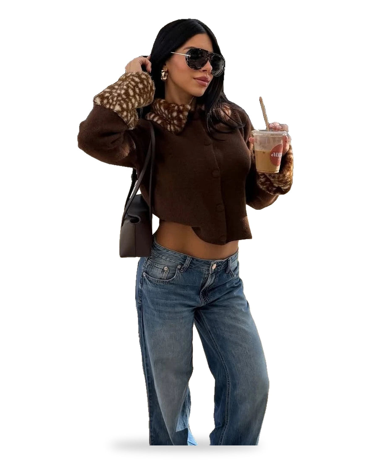 Veste en maille marron col fausse fourrure portée avec un jean large