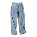 Jeans larges bleu clair à taille haute avec ceinture intégrée, style chic et tendance