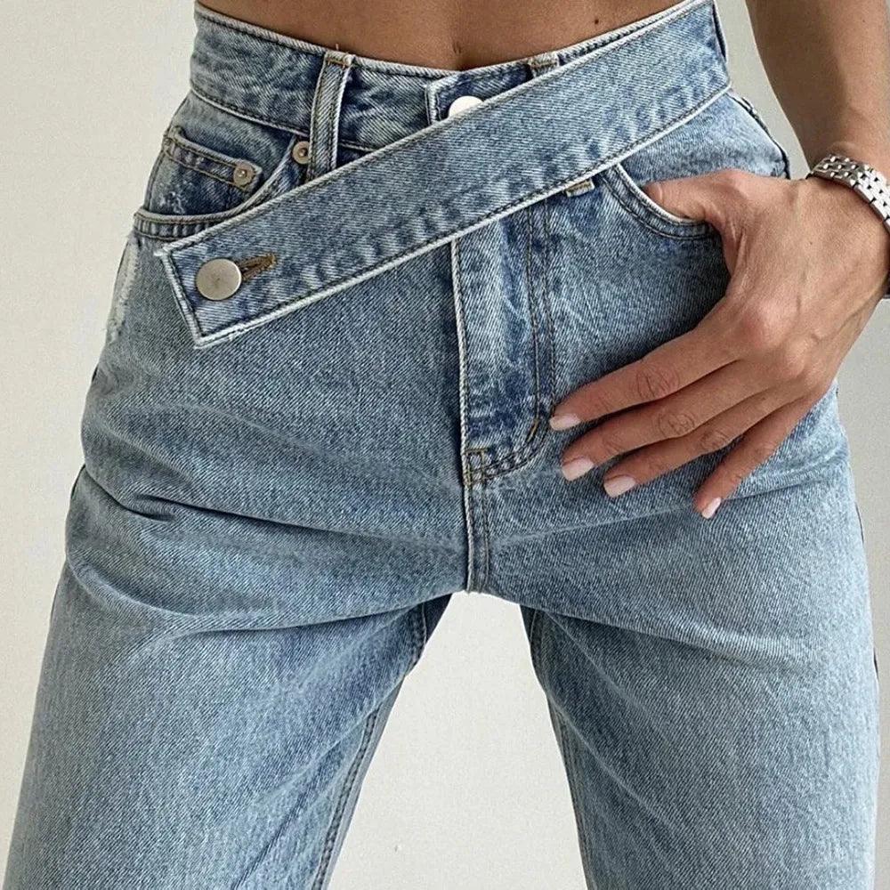 Jeans bleu clair taille haute avec ceinture croisée, mode féminine chic et tendance
