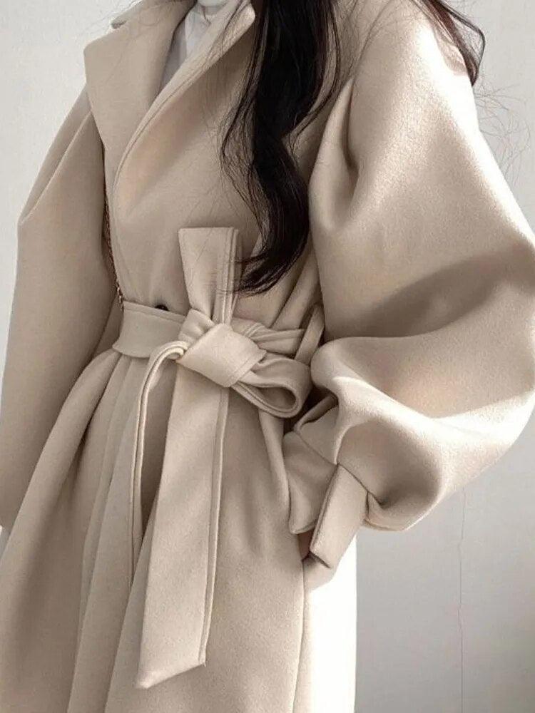 Manteau beige élégant à ceinture nouée, mode féminine chic et abordable