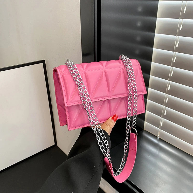 Sac à rabat minimaliste à chaîne – rose