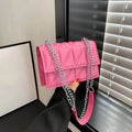 Sac à rabat minimaliste à chaîne – rose