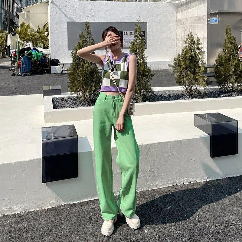 Pantalon large vert menthe et top à carreaux pour look chic et tendance