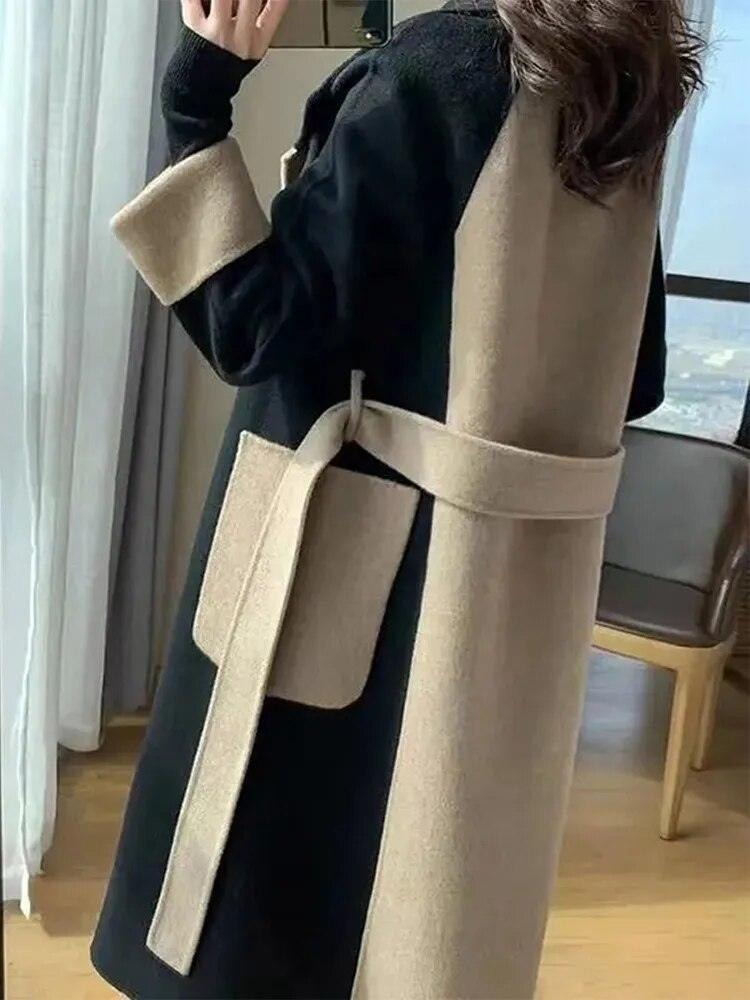 Manteau long bicolore noir et beige avec ceinture, mode féminine élégante et chic