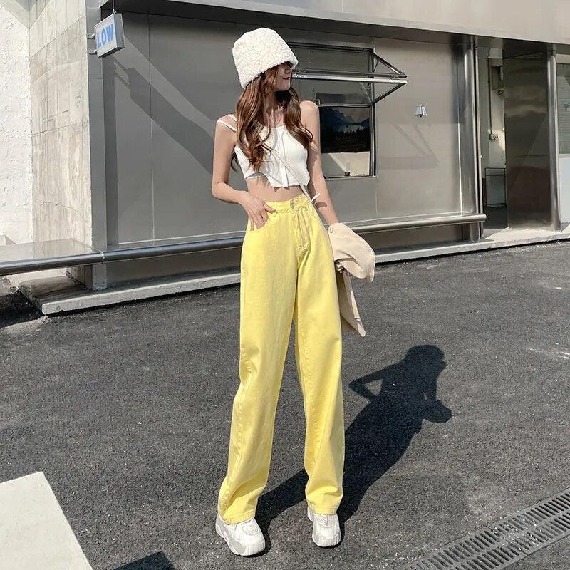 Pantalon large jaune soleil, top blanc et basket blanche, look été chic et tendance
