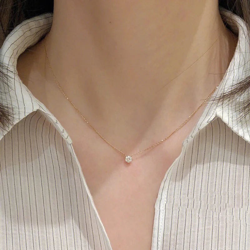 Collier solitaire sur chaîne fine