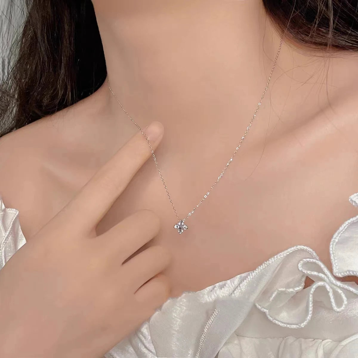 Collier à fleurs scintillantes – blanc