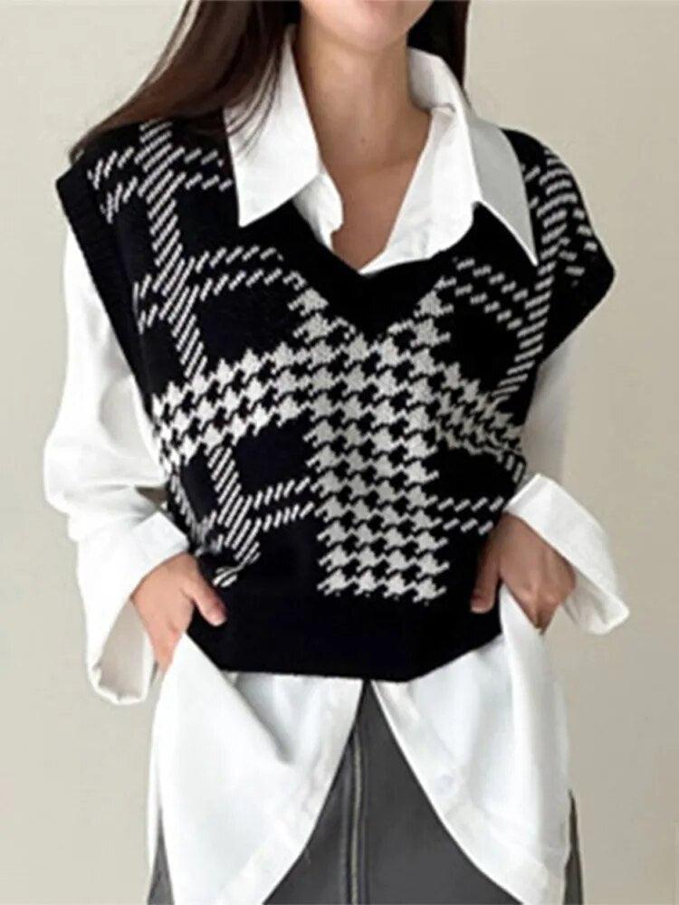 Gilet tricoté noir et blanc à motif écossais, porté sur chemise blanche, mode féminine chic