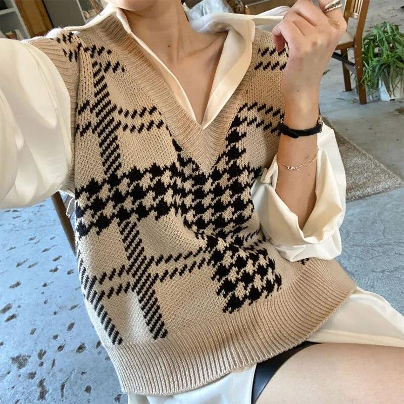 Gilet tricoté à motif écossais beige et noir, style élégant et chic pour femme