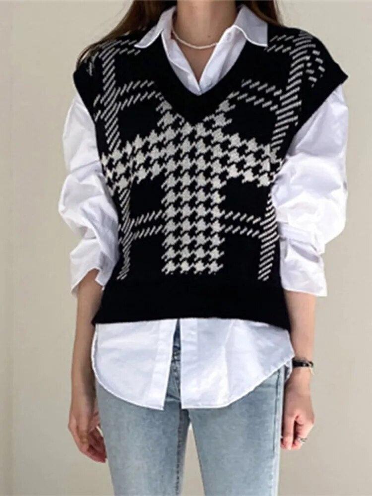 Gilet tricoté noir et blanc à motif écossais, porté sur chemise blanche, look élégant et chic