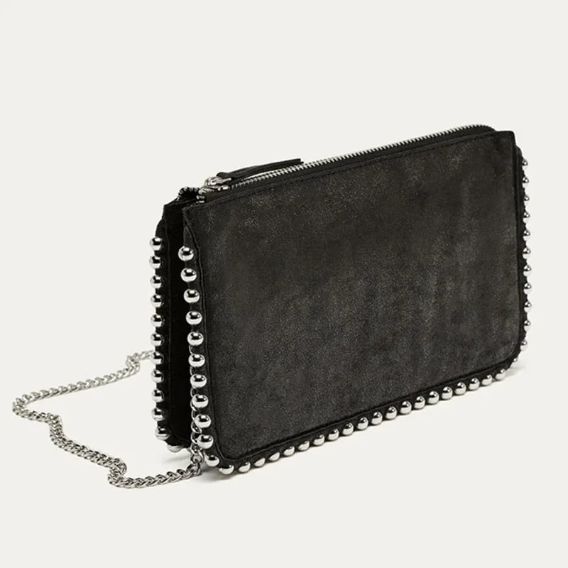 Sac à rabat noir à rivets et chaîne