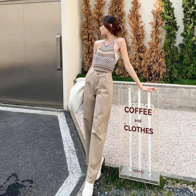 Femme en haut tricoté et pantalon beige chic, style mode féminine élégante et abordable
