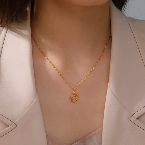 Collier Géométrique Sun en Acier Inoxydable – Élégance Moderne