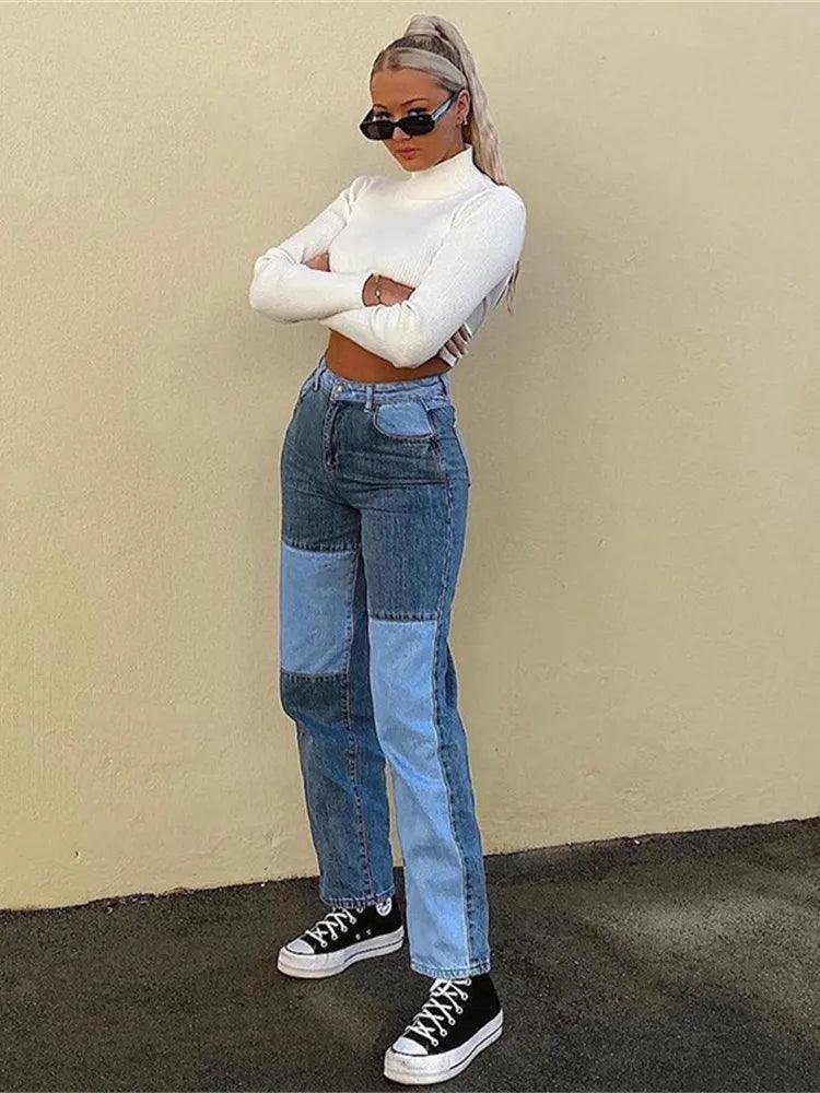 Jeans patchwork bleu clair et foncé, haut blanc col roulé, baskets noires, style mode féminine chic