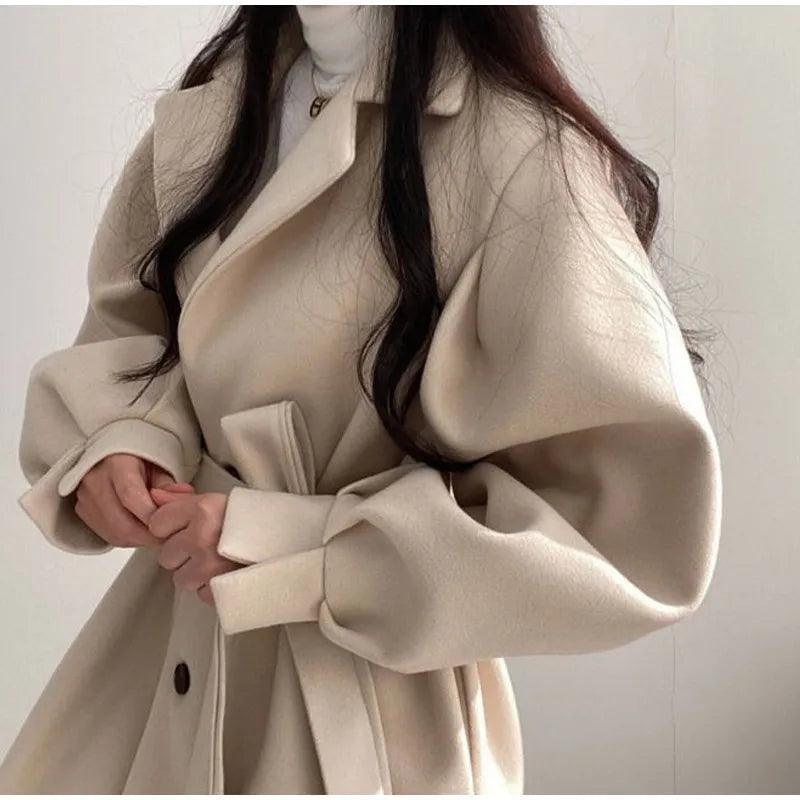 Manteau beige élégant à manches bouffantes pour femme, style chic et tendance