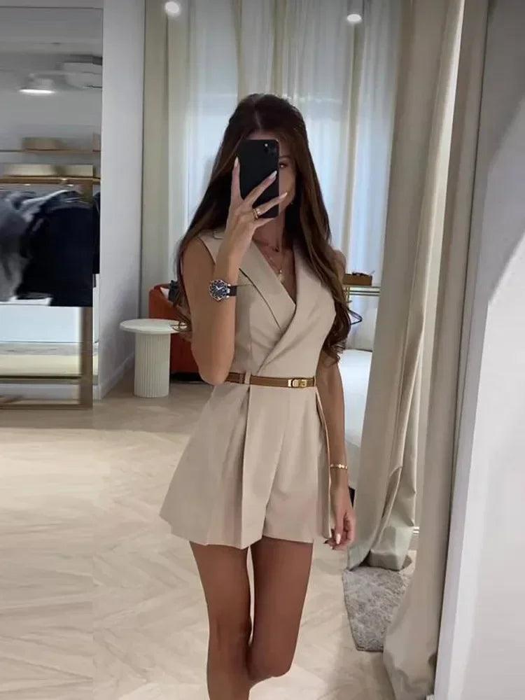 Robe élégante sans manches avec ceinture