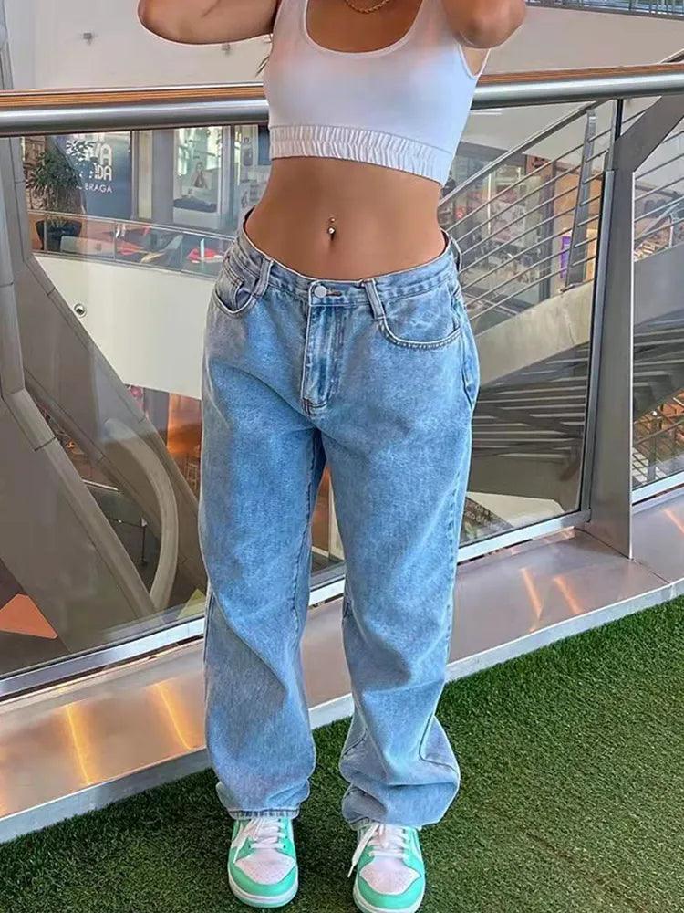 Jeans larges bleu clair femme avec crop top blanc, style chic et décontracté