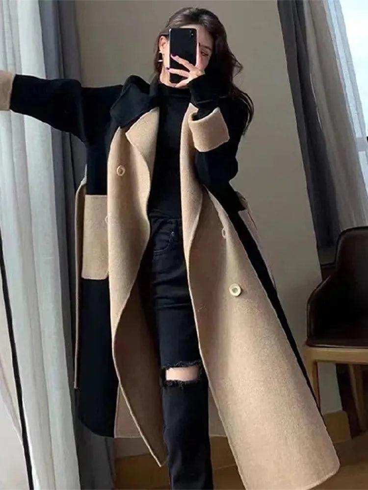 Manteau long beige et noir à double boutonnage, style élégant et chic pour femme