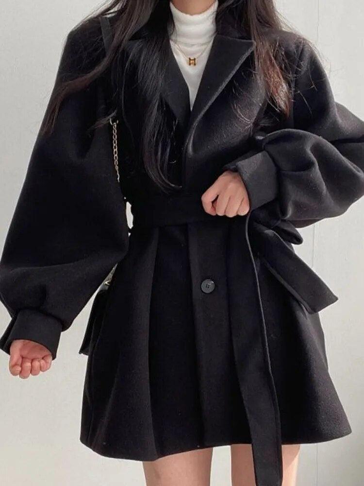 Manteau noir élégant à manches bouffantes et ceinture, mode féminine chic et abordable