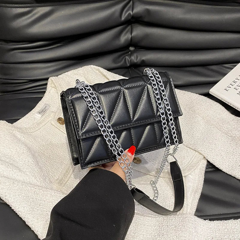 Sac à rabat minimaliste à chaîne – noir
