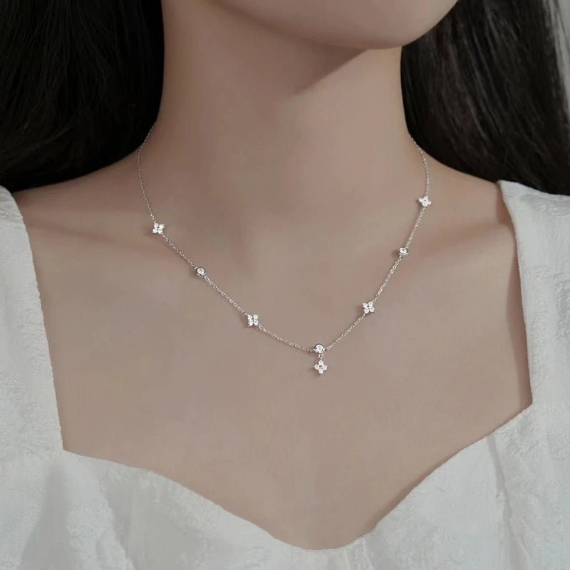 Collier à fleurs scintillantes – blanc et doré