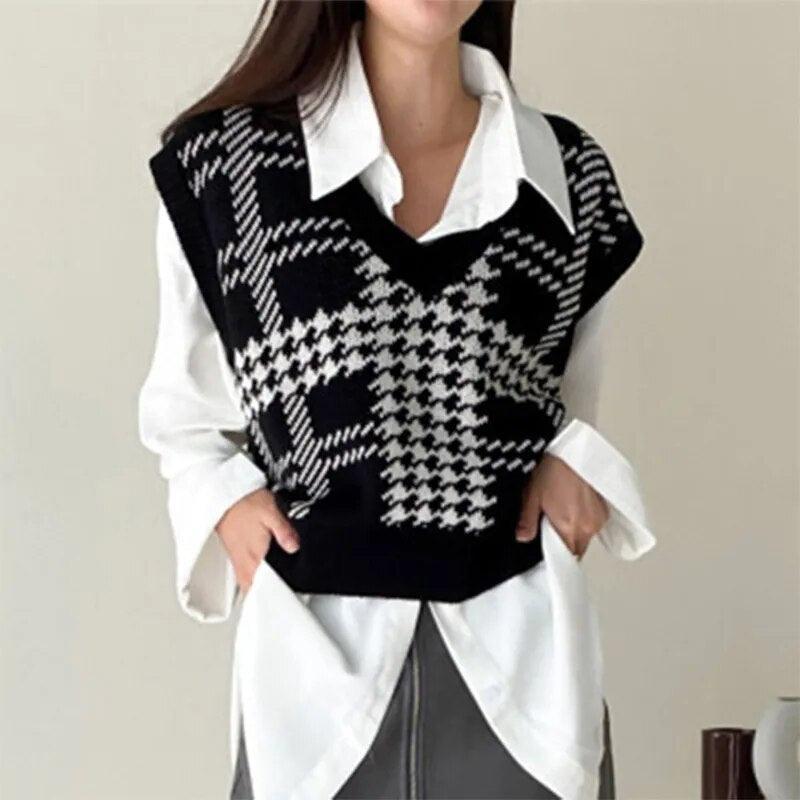 Gilet tricoté à motif écossais noir et blanc, style élégant et chic, porté sur chemise blanche