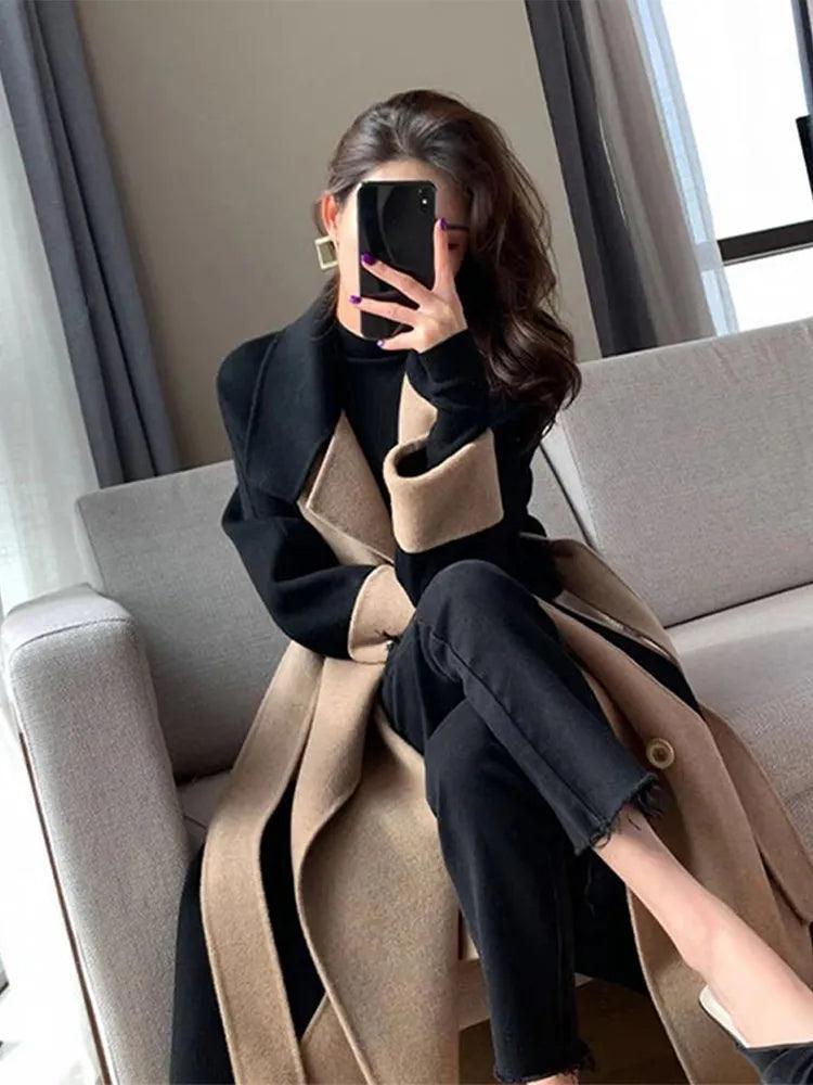 Manteau long bicolore noir et beige, style élégant et chic pour femme