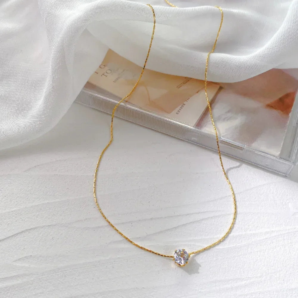 Collier point lumineux zircon – doré