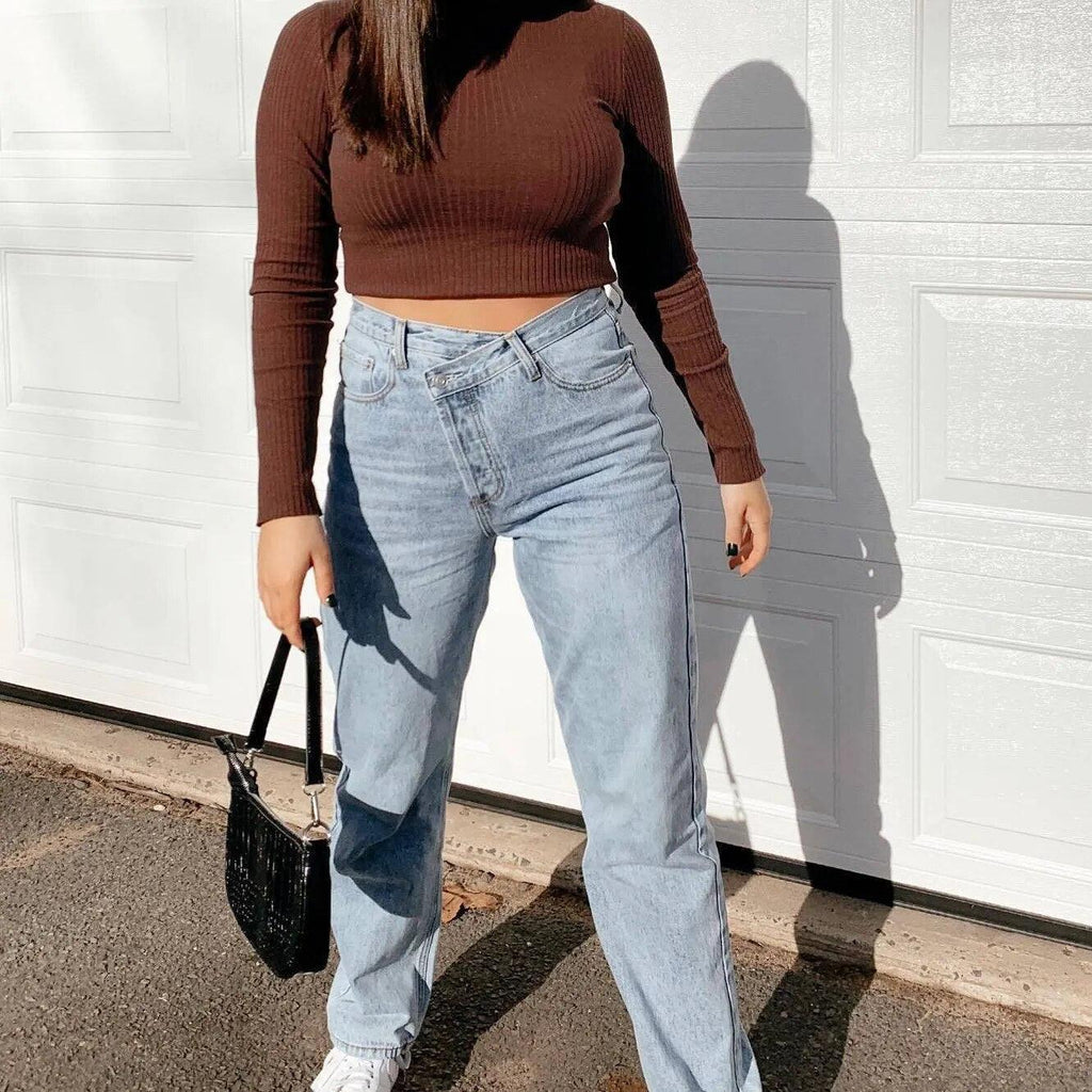 Jeans larges bleu clair et pull marron côtelé, look chic et tendance pour femme