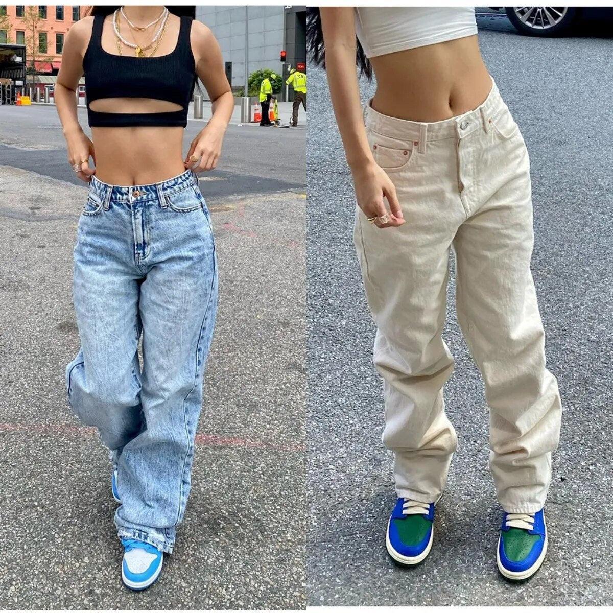 Jeans larges femme bleu clair et beige, style streetwear chic, idéal pour un look tendance et confortable
