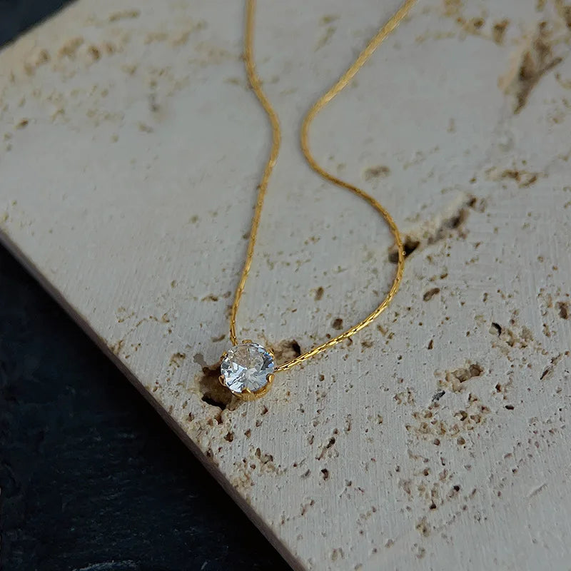 Collier solitaire sur chaîne fine – doré