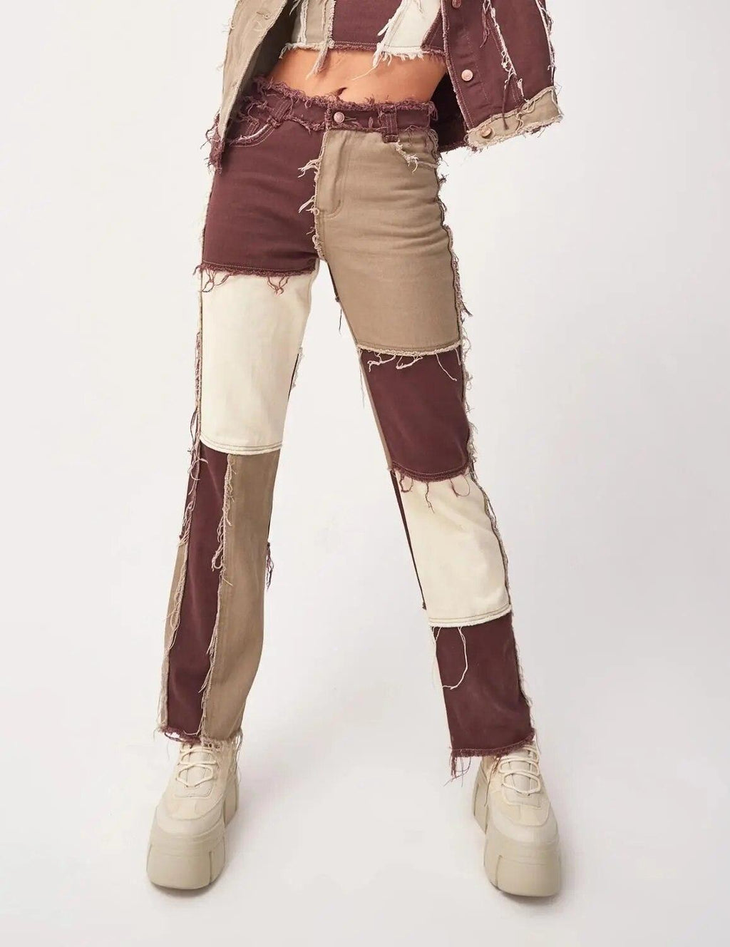 Jeans patchwork déchiré femme, coupe tendance, style streetwear chic
