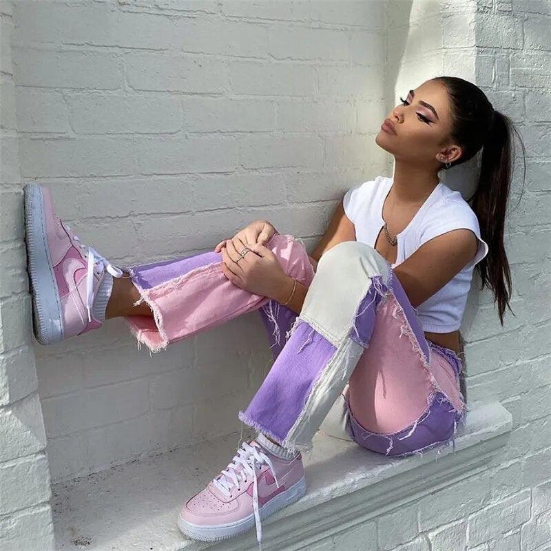 Jeans déchirés rose et violet avec baskets roses, look mode féminin chic et tendance