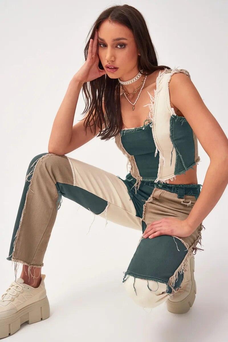 Tenue décontractée chic femme avec haut et pantalon déchirés, idéale pour un style urbain tendance
