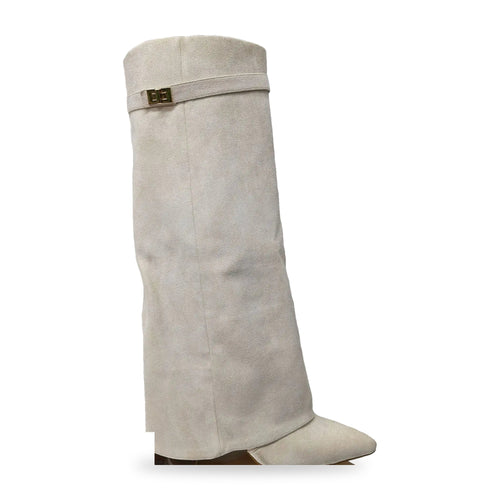 Bottes hautes à revers femme suédine crème, talon carré et fermoir doré, sur fond blanc