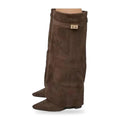 Bottes hautes à revers femme suédine marron, talon carré et fermoir doré, sur fond blanc